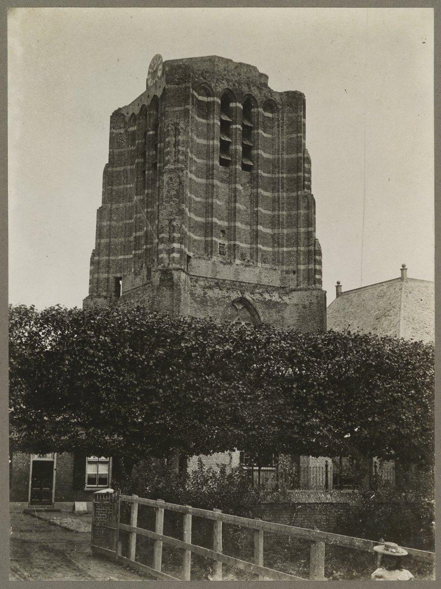Gezicht op de stompe kerktoren van Beesd - Afbeelding 4